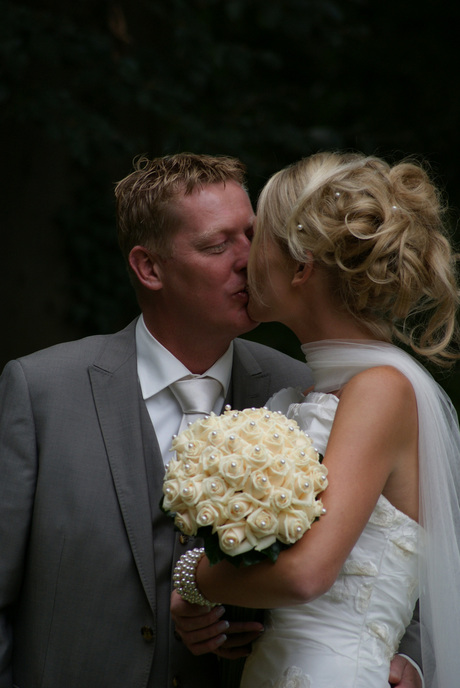 kissing bride/groom