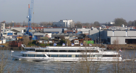 vlaggeschip op de merwede