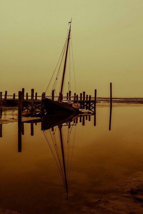 bootje met zon ondergang