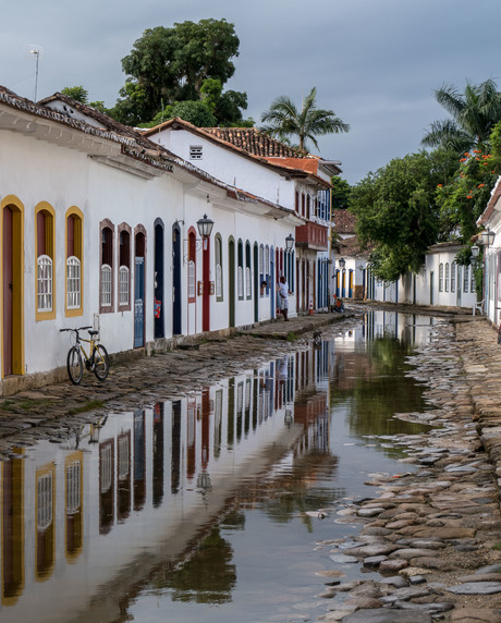De vloed komt op in Paraty, Brazilië