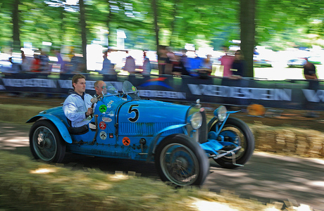 Oude Bugatti scheurt voorbij...