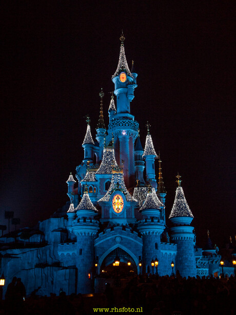 Disney's kasteel by night