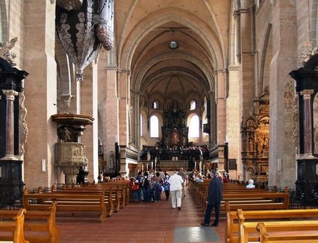 Zicht op het hoofdaltaar van de dom van Trier.