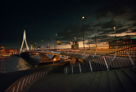 De nacht valt over Rotterdam