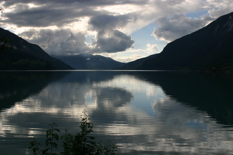 Avond zicht over een fjord