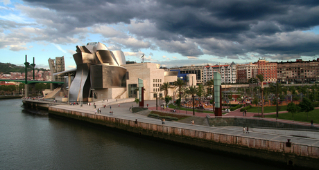 Donkere wolken boven Bilbao