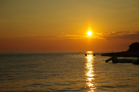 Avond zon boven zee