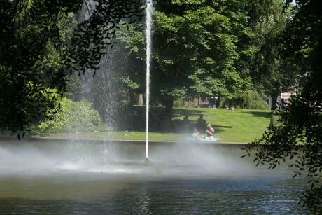 De eene onder een boom de andere in de zon