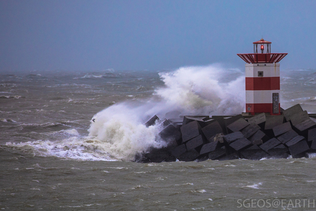 Storm - noordelijk havenhoofd Scheveningen
