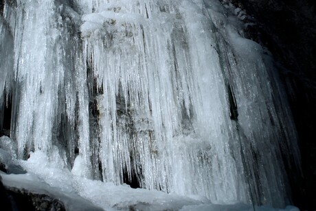 Detail van het ijsklim-ijs met touw