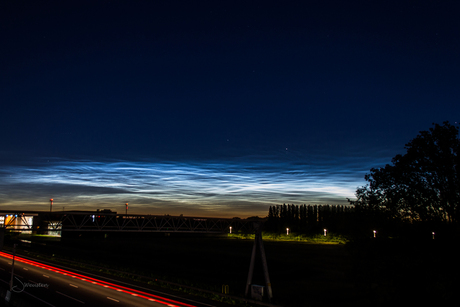 Lichtende nachtwolken boven de A12