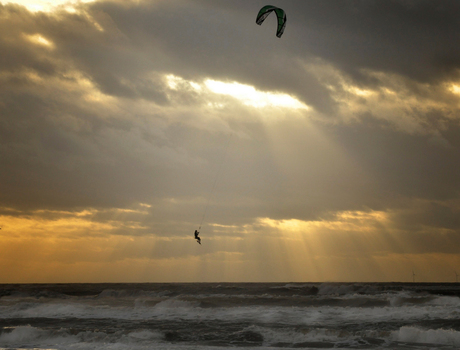 Kite-surfer op weg naar de zon