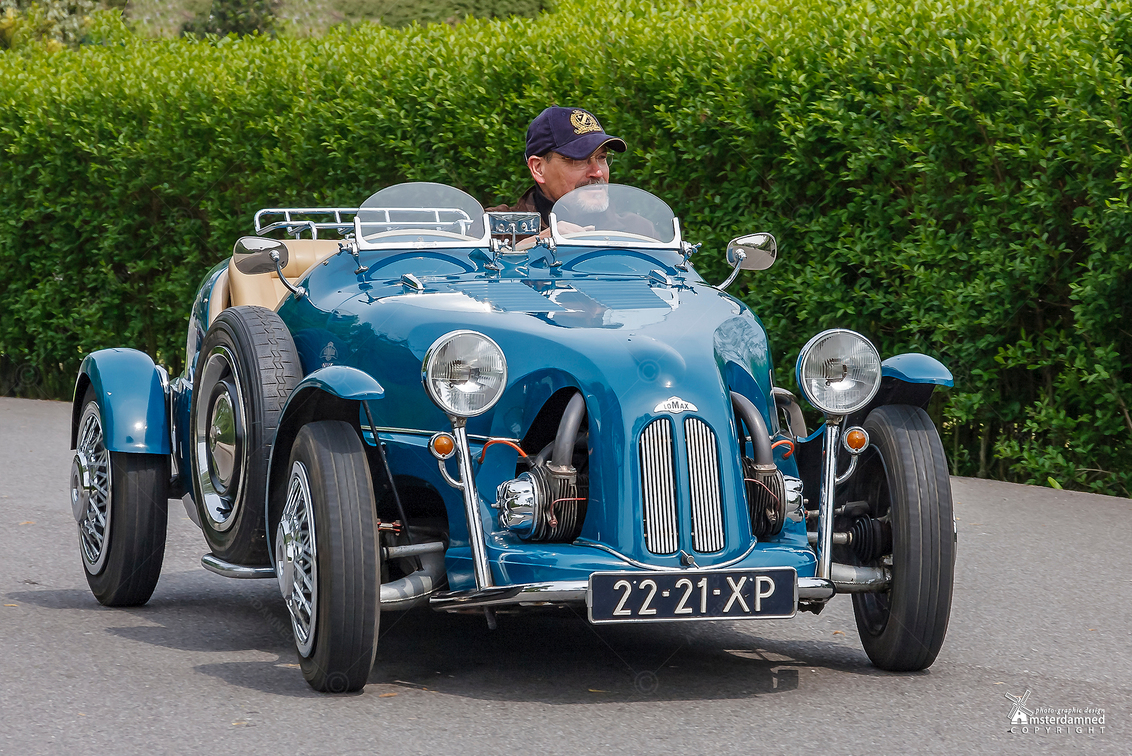 Oldtimerdag Zoetermeer - Is deze Lomax oldtimer nou zo klein ... of de bestuurder zo groot ..... - foto door amsterdamned_zoom op 03-06-2020 - deze foto bevat: auto, oldtimer, holland, nederland, zoetermeer, amsterdamned, lomax, Zuid Holland, oldtimer dag, oldtimerdag zoetermeer