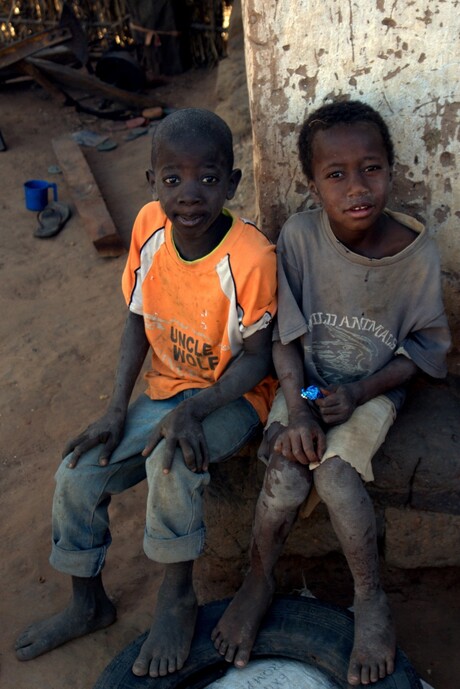 jongens in droogseizoen Gambia