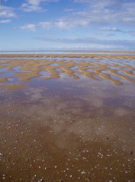 Zand, water en wolkjes