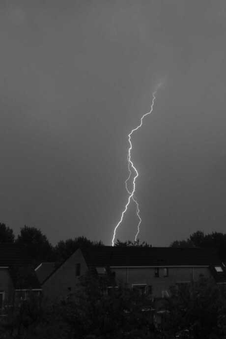 Bliksem boven Almere.