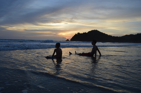 zonsondergang in zee Koh Lanta Thailand