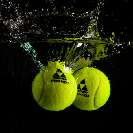 tennisbal_splash_zoom.jpg