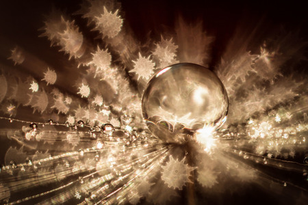 Sparkling Bokeh - Stervormige bokeh gemaakt door een papiertje voor de lens te houden met een stervormig gat. Het onderwerp is een paardenbloempluis beneveld met water - foto door bertnijholt op 20-12-2016 - deze foto bevat: druppel, paardenbloem, druppels, ster, goud, micro, dandelion, bokeh, twinkel