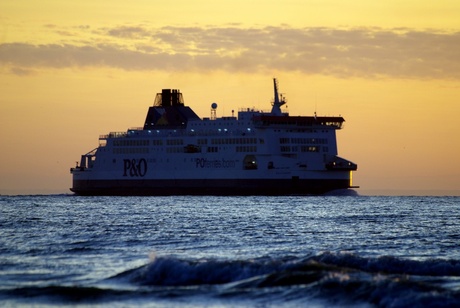 Ferryboot bij zonsondergang