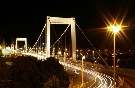 brug over de donau in de nacht