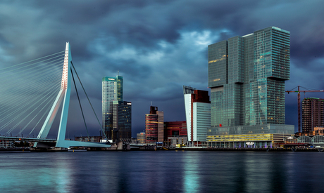 Skyline Rotterdam avondschemering