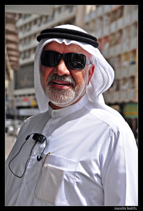 Voorbijganger Dubai met bril