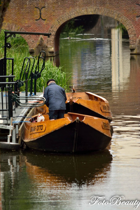 Schipper met fluisterboot