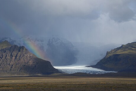 regenboog op een gletsjer in IJsland