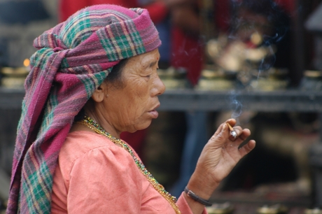 Rokende vrouw Nepal