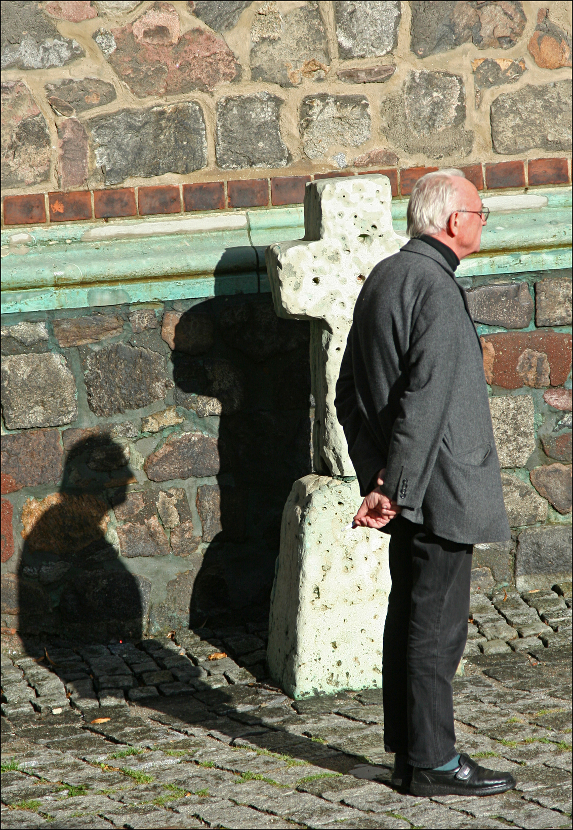 man and his shadow - kapelaan van kerk ging pauze houden buiten...de schaduw gaf dit plaatje - foto door mathijs984 op 24-09-2007 - deze foto bevat: man, kerk, schaduw, kruis, kapelaan