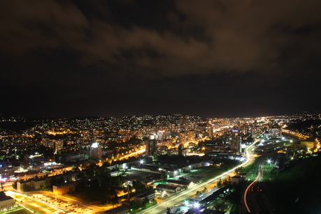 Zicht over Sarajevo bij nacht