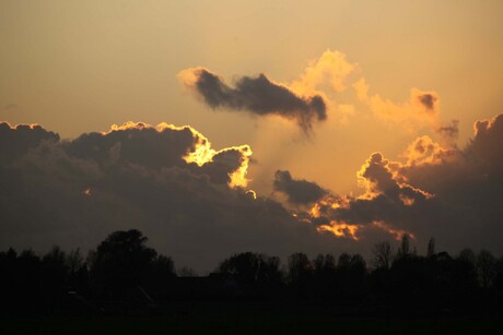 Achter de wolken schijnt de zon