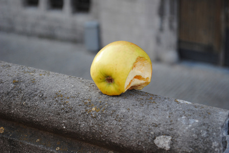 Straat stilleven appel