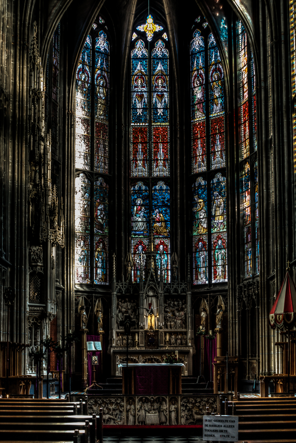 Basiliek Minor in HDR - Het koor (?) van de kleine Basiliek van Meerssen in HDR - foto door mcharlaar op 30-11-2015 - deze foto bevat: oud, kerk, hdr