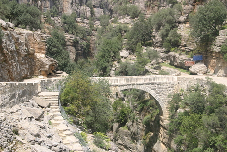 brug in koprulu nationaal park in turkije