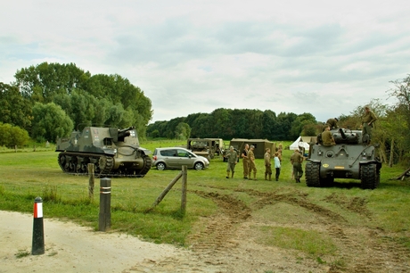 Sherman Tank en Sexton met voorkant naar de ingang.