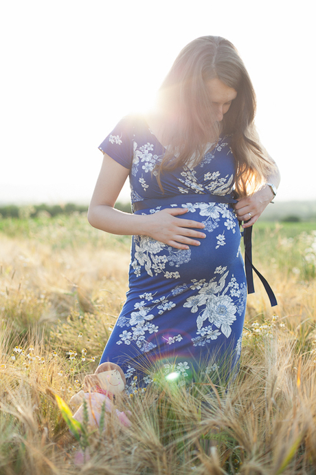 Met babybuik op het veld