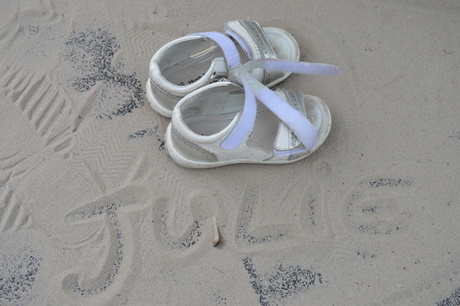 Sandalen in het zand