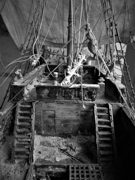 Zeilboot middeleeuwen! - Gesrtand zeilboot!  Foto genomen van maquette die ik heb bekomen van een persoon die deze buiten liet staan. De bedoeling om deze te restaureren. Maa - foto door pascalus op 27-10-2020 - deze foto bevat: oud, zee, water, boot