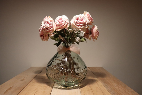 Kunst rozen in glazen vaas