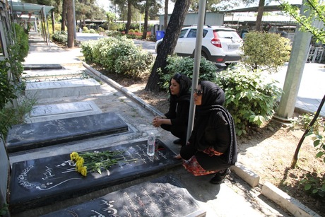 Fatima en Maryam bij graf van hun vader.