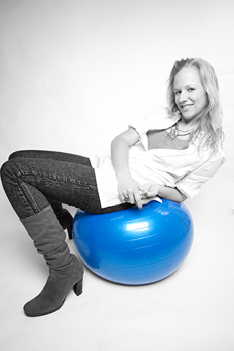 Maaike op een blauwe bal