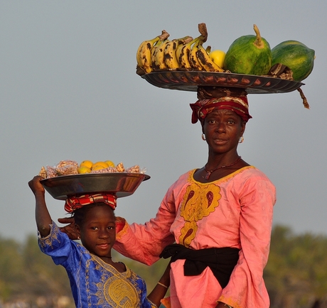 Fruit verkoop op het strand in Gambia