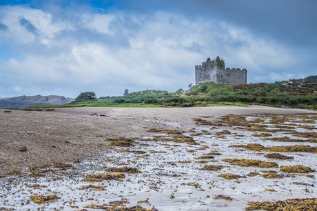 Tioram Castle aan de oever van Loch Moidart