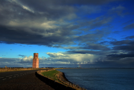 Plompe toren aan de Oosterschelde.