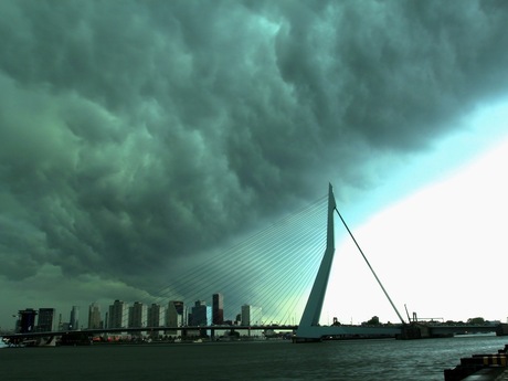 erasmusbrug aankomst storm