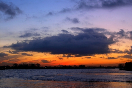 Ondergaande zon bij Vuren aan de Waal