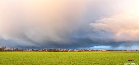 Dreigende lucht boven den Hoorn op Texel.