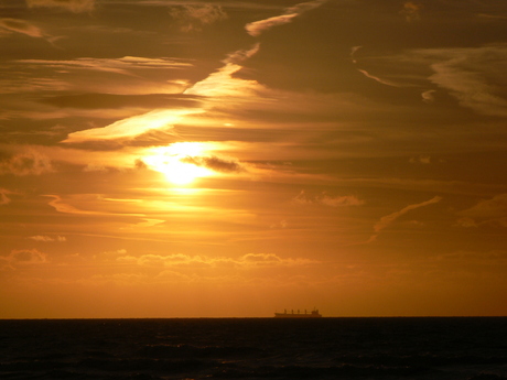 Schip in de avondzon